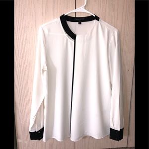Banana Republic women’s unique two tone top- color block- black and white career